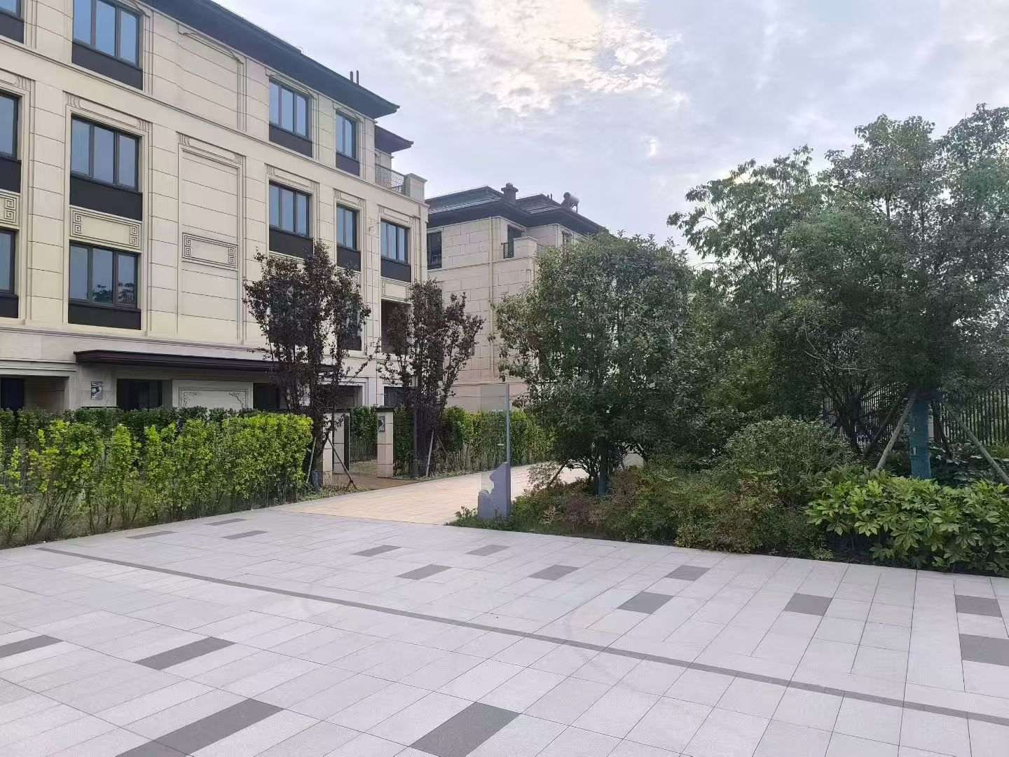 舟山 芝麻白与芝麻白搭配铺装，尺寸1200*600